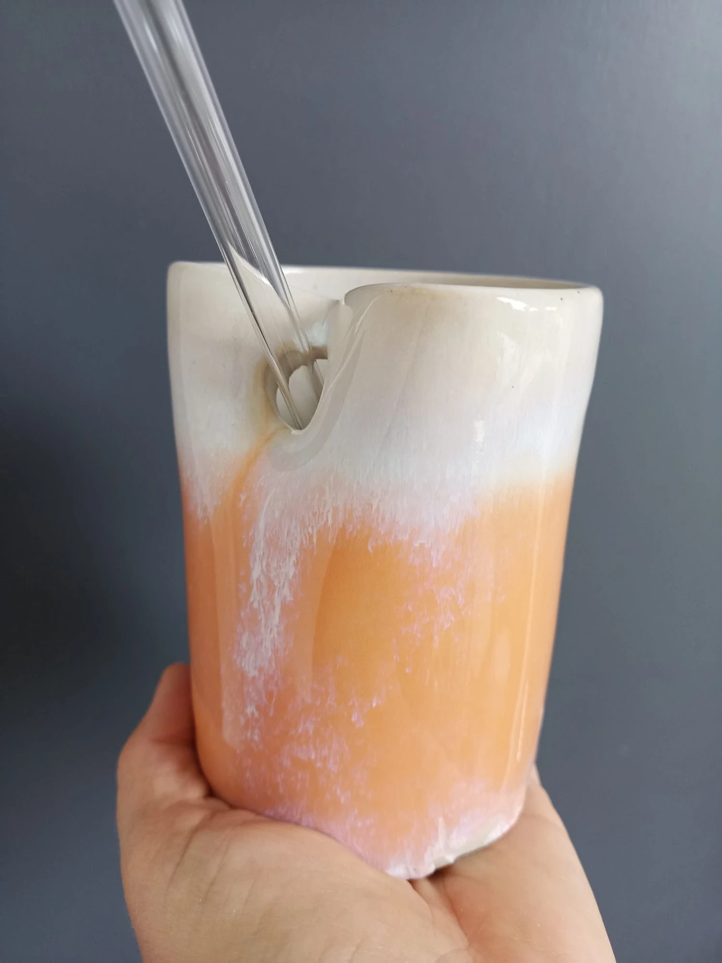 Becher mit Strohhalmöffnung
