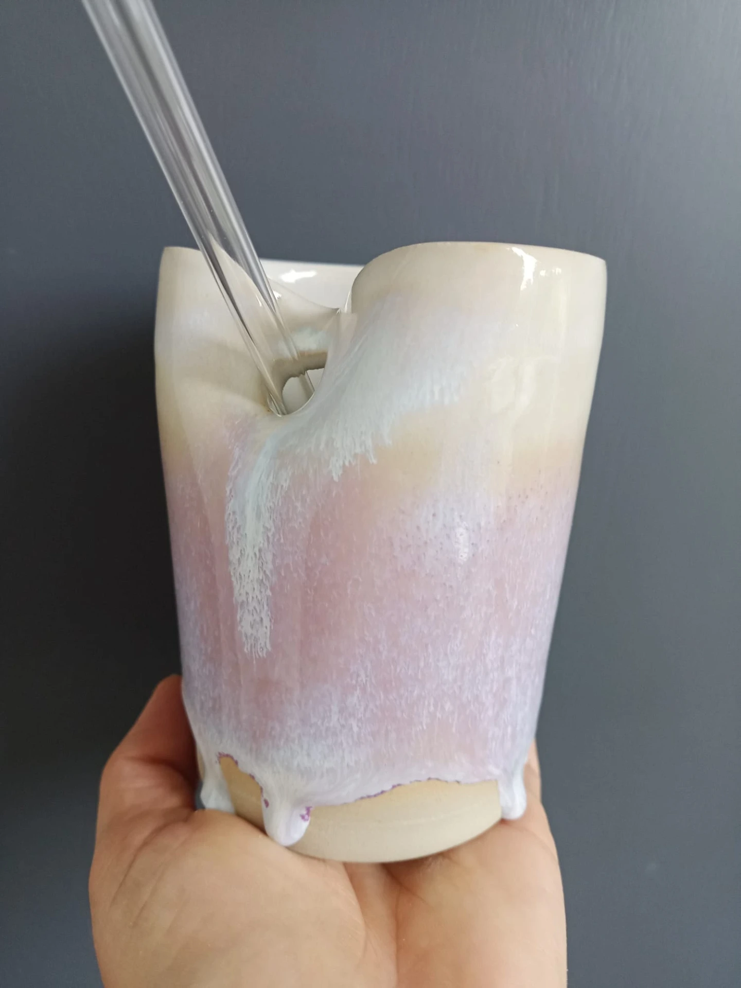 Becher mit Strohhalmöffnung