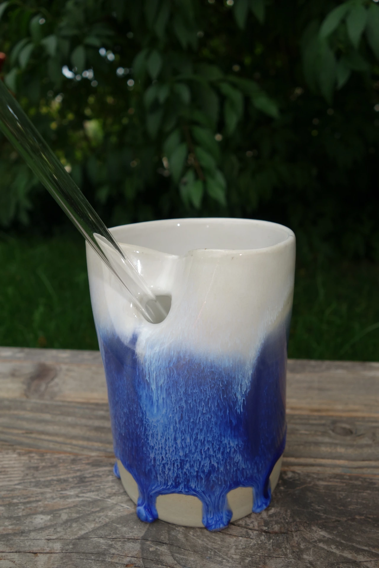 Becher mit Strohhalmöffnung